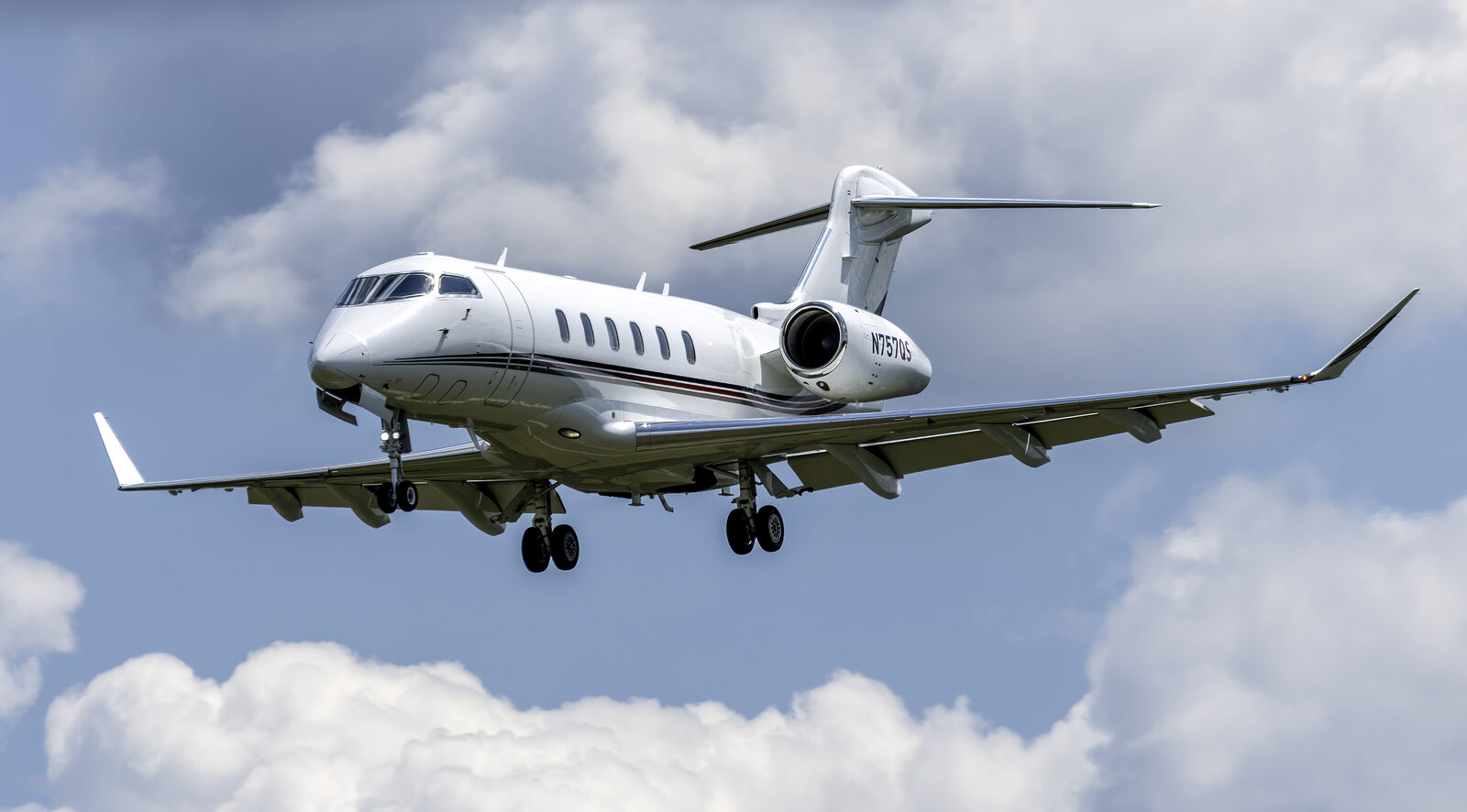 Bombardier Challenger 350 exterior
